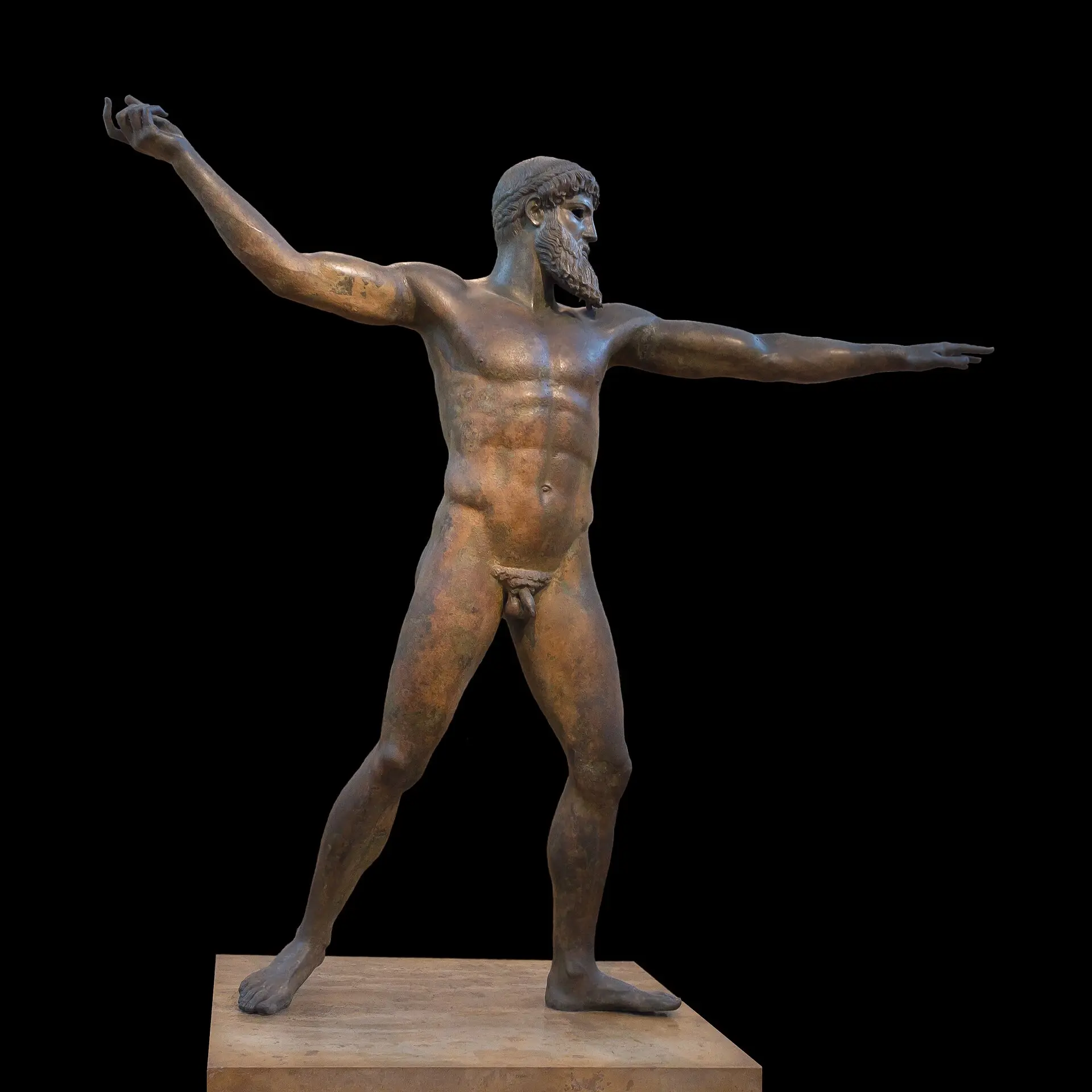 Estátua grega de bronze de um deus barbado nu, braços estendidos, no instante de arremessar um raio ou um tridente.